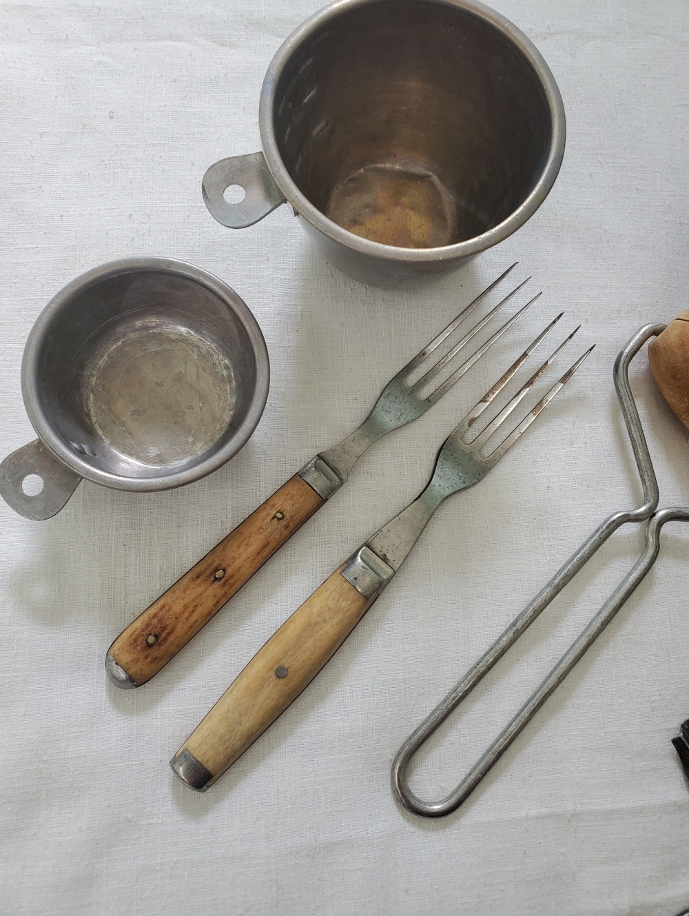 Vtg Lot of Kitchen Tools Garnisher Dough Roller 2 3 Tine Forks Set Measure Cups - Picture 3 of 13